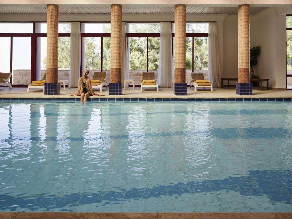 Movenpic Nabatean Castle swimming pool.jpg