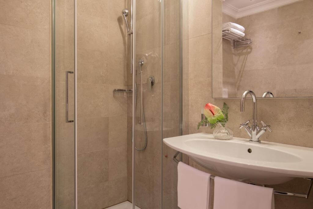 hotel della bath room.jpg