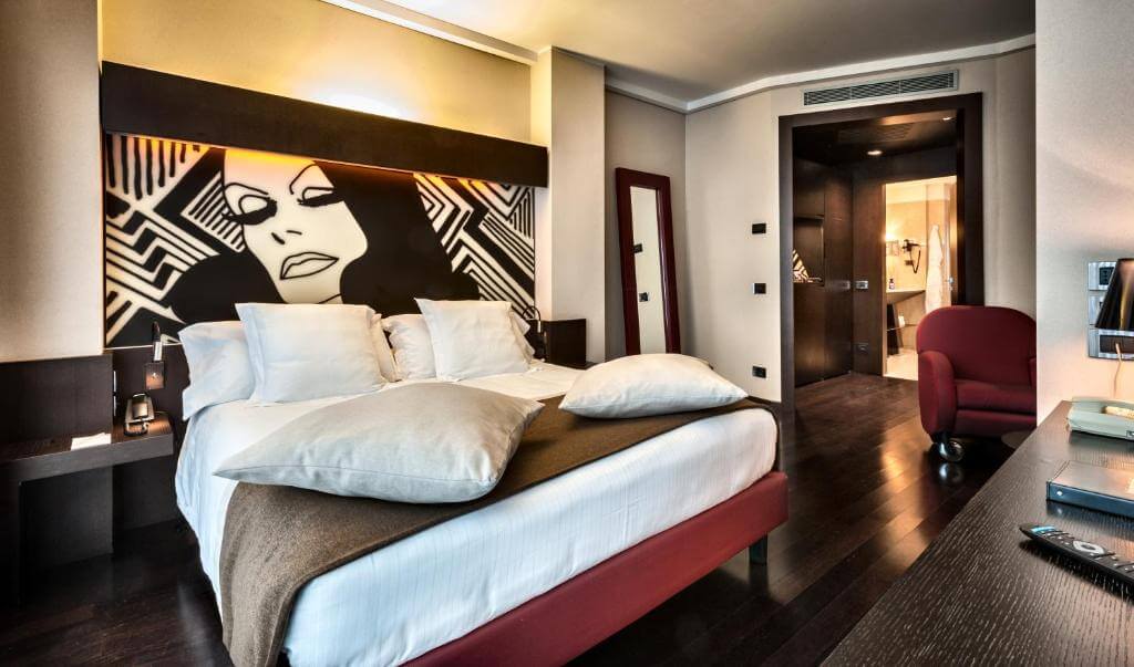 Crowne Plaza Milan City bedroom.jpg