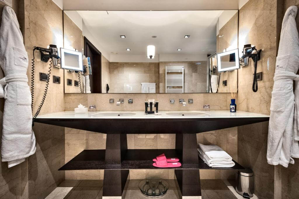 Crowne Plaza Milan City bathroom.jpg