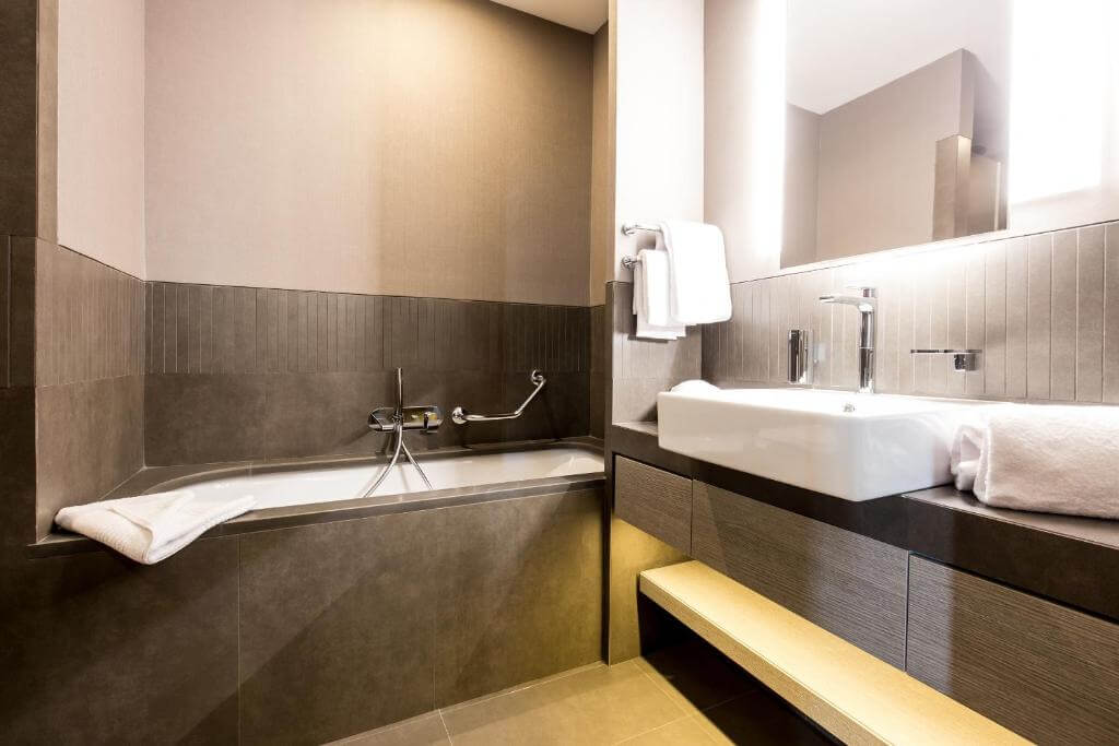 orazio palace bathroom.jpg