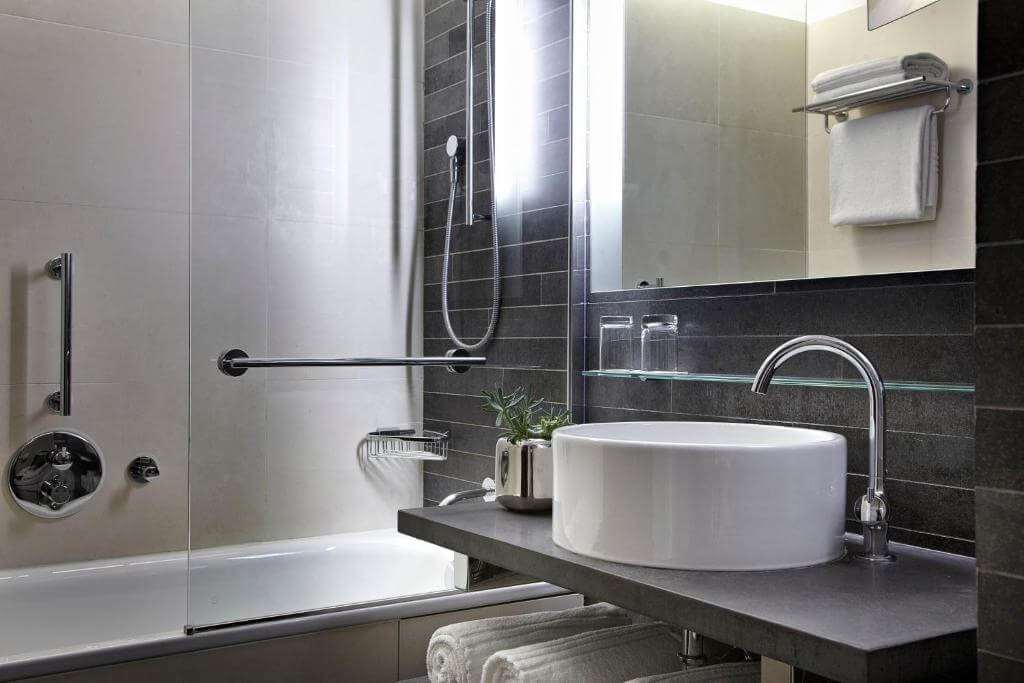renaissance arc paris bathroom.jpg