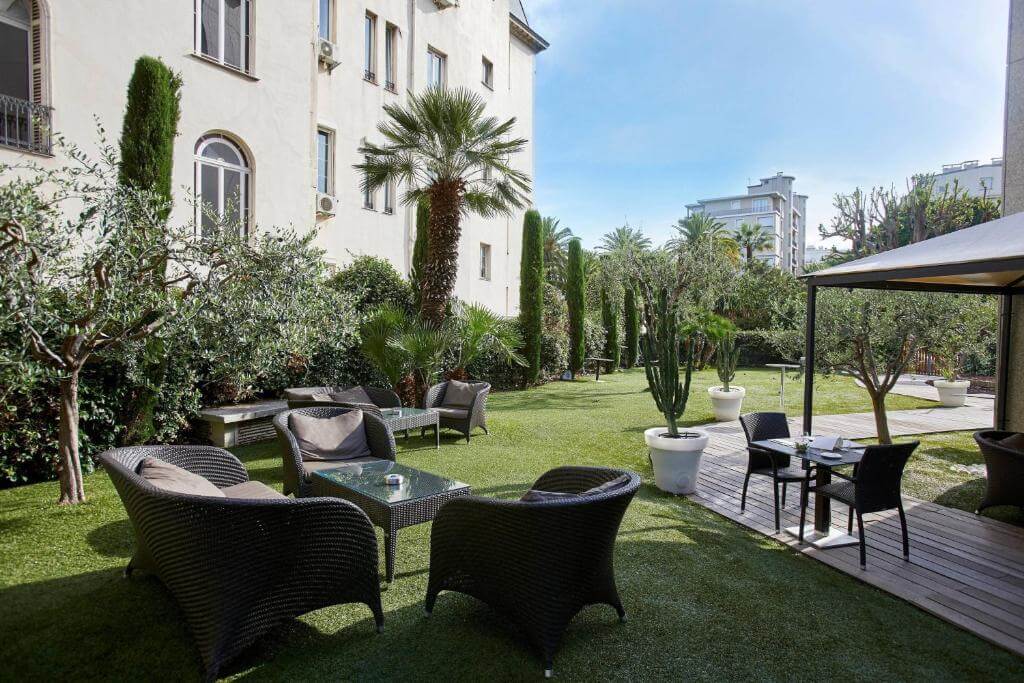 Ac hotel nice courtyard.jpg