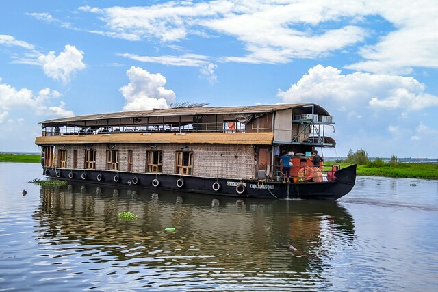 Houseboats Alleyppey.jpg