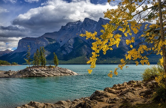 Minnewanka lake.jpg