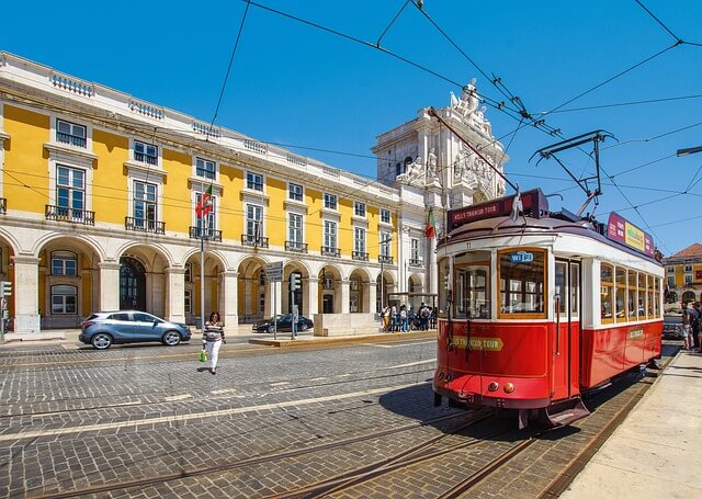 Tram lisbon.jpg