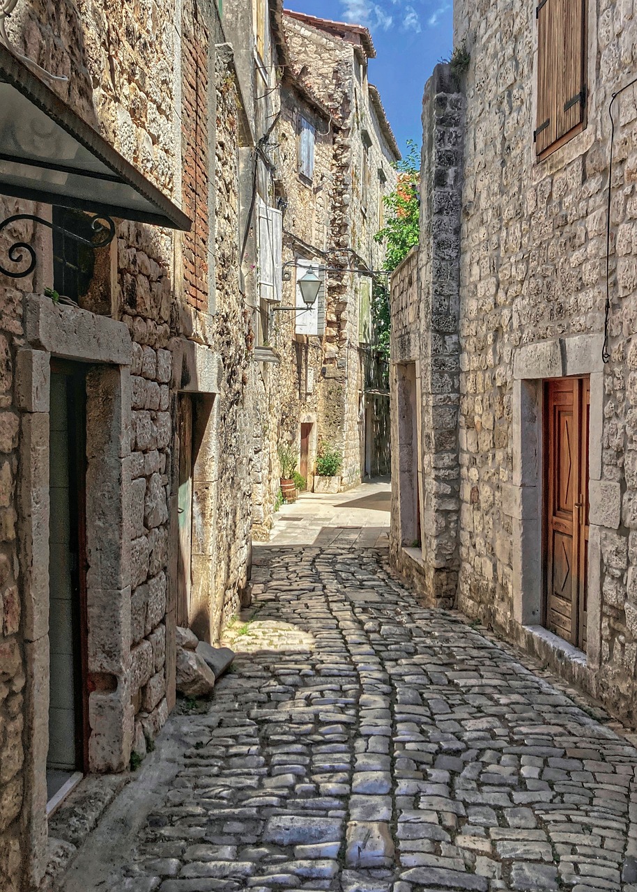 alley-7334704_1280.jpg
