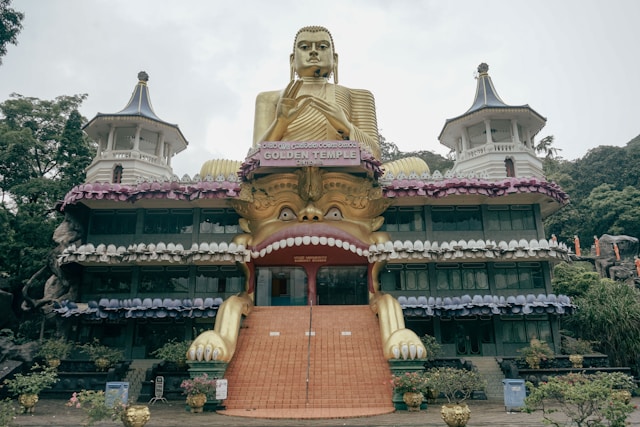 Gold Buddha, Temple in Dambulla.jpg