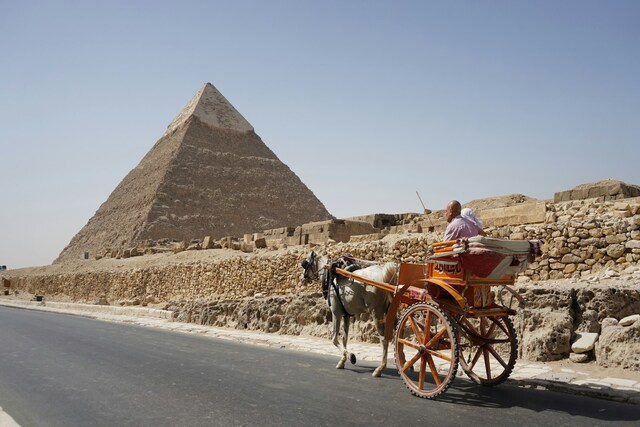 Pyramids Gardens, Egypt 640-427.jpg